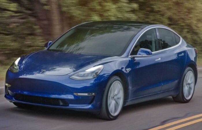 Tesla відкликає майже 220 тисяч автомобілів через серйозний глюк камери заднього виду