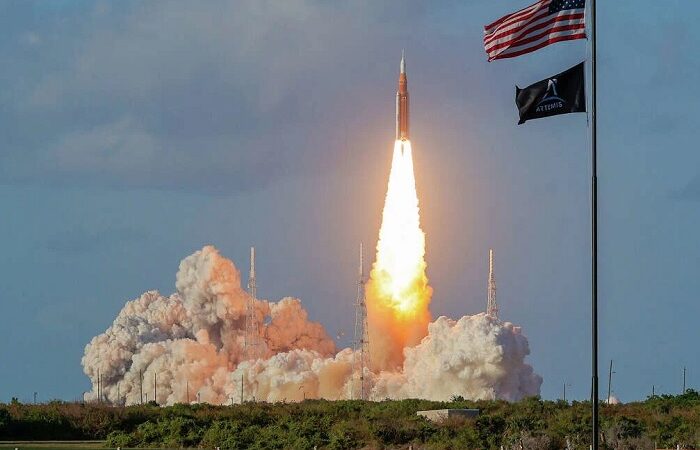 Місячна місія за першу добу польоту зіткнулася з рекордним числом проблем