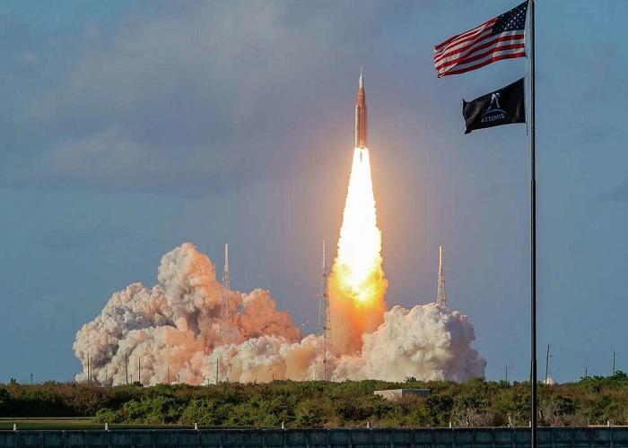 Місячна місія за першу добу польоту зіткнулася з рекордним числом проблем