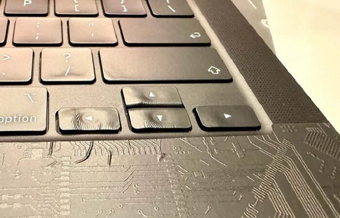 Власник супердорогого MacBook Pro M5 Pro випадково розплавив його феном під час наклеювання плівки