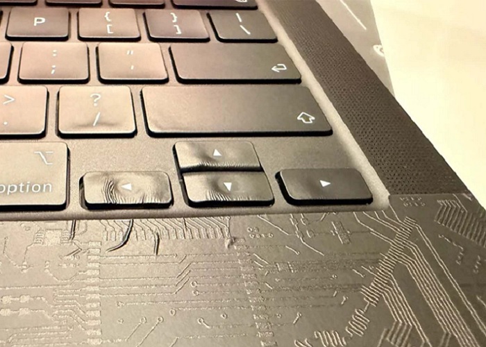 Власник супердорогого MacBook Pro M5 Pro випадково розплавив його феном під час наклеювання плівки