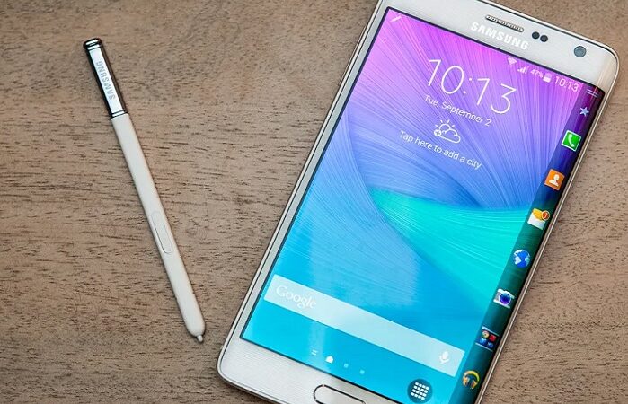Samsung готується повернути дисплеї з 3D-кромками в свої гаджети