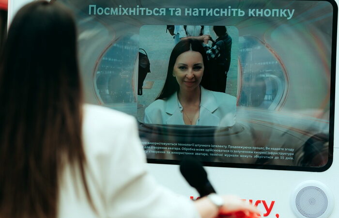 У центрі Києва відкрилася інтерактивна ШІ-інсталяція Future You