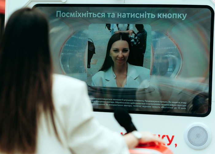 У центрі Києва відкрилася інтерактивна ШІ-інсталяція Future You